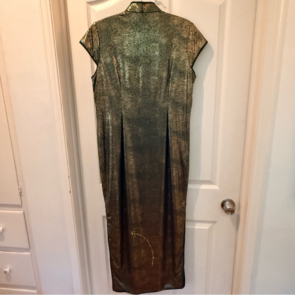 Green Embellished Mandarin-Collar Cheongsam/Qipao with gold frog buttons🐸 - Picture 7 of 11